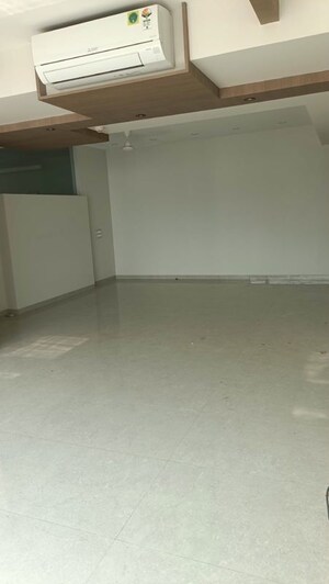 Room in 4 BHK Apartment at Lodha Trump Tower, Worli – for Rent