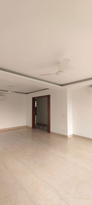 Room in 4 BHK Builder Floor at Defence Colony – for Sale