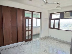 Room in 4 BHK Apartment at Sector 18 Dwarka – for Rent
