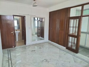 Room in 4 BHK Apartment at Sector 18 Dwarka – for Rent