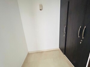 Room in 3.5 BHK Apartment at Parsvnath Exotica, Sector 53 – for Rent