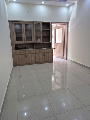 Room in 2.5 BHK Apartment at Mayur Vihar – for Rent