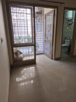Room in 2.5 BHK Apartment at Mayur Vihar – for Rent
