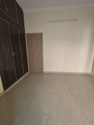 Room in 2.5 BHK Apartment at Mayur Vihar – for Rent