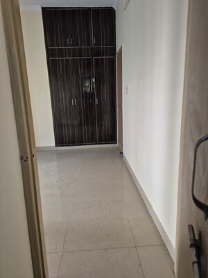 Room in 2.5 BHK Apartment at Mayur Vihar – for Rent