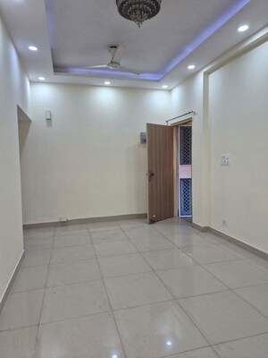 Room in 2.5 BHK Apartment at Mayur Vihar – for Rent