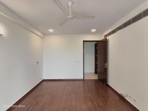 Room in 4 BHK Apartment at Abw La Lagune, Sector 54 – for Rent