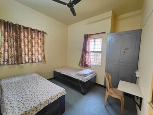 Room in 2 BHK Apartment at Aliganj Plaza, Aliganj – for Rent