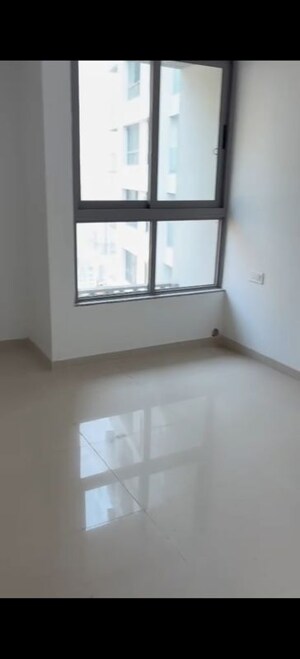 Room in 2 BHK Apartment at Kalpataru Immensa, Kolshet Road – for Sale
