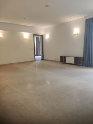 Room in 2 BHK Apartment at M3M Golf Estate, Sector 65 – for Rent