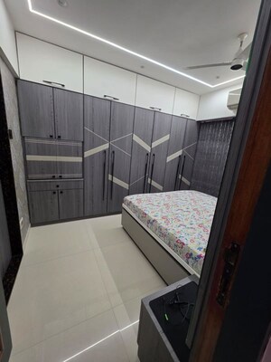 Room in 3 BHK Apartment at Aum Nav Kiran, Khar West – for Rent