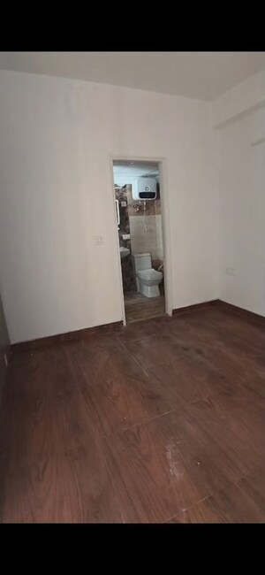 Room in 2.5 BHK Apartment at Amrapali Centurian Park Phase II, Tech Zone 4 Greater Noida – for Rent
