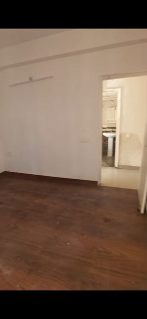 Room in 2.5 BHK Apartment at Amrapali Centurian Park Phase II, Tech Zone 4 Greater Noida – for Rent