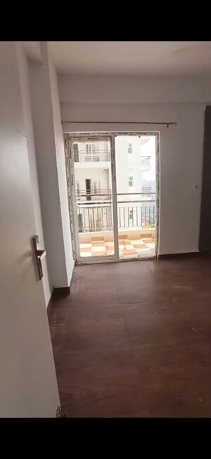 Room in 2.5 BHK Apartment at Amrapali Centurian Park Phase II, Tech Zone 4 Greater Noida – for Rent