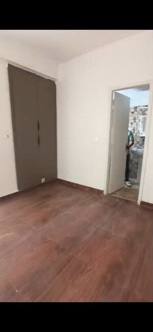 Room in 2.5 BHK Apartment at Amrapali Centurian Park Phase II, Tech Zone 4 Greater Noida – for Rent