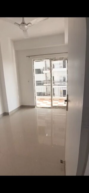 Room in 2.5 BHK Apartment at Amrapali Centurian Park Phase II, Tech Zone 4 Greater Noida – for Rent