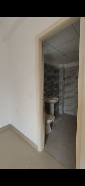 Bathroom in 2.5 BHK Apartment at Amrapali Ivory Heights, Amrapali Dream Valley – for Rent