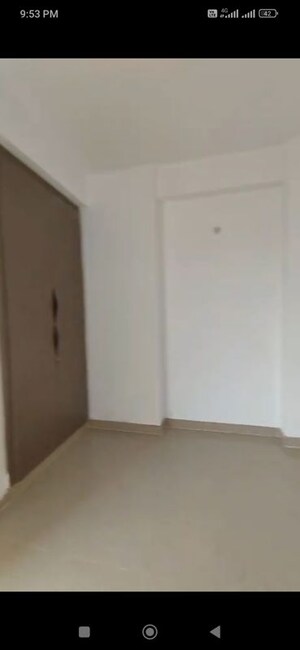 Room in 2.5 BHK Apartment at Amrapali Ivory Heights, Amrapali Dream Valley – for Rent