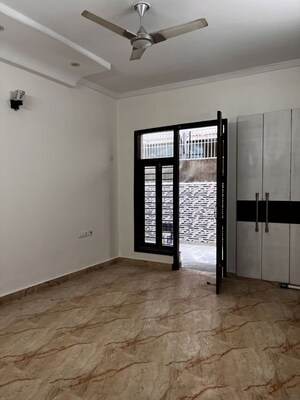 Room in 3 BHK Builder Floor at South City 2 – for Rent