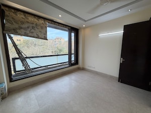 Room in 4 BHK Builder Floor at Safdarjung Enclave – for Rent