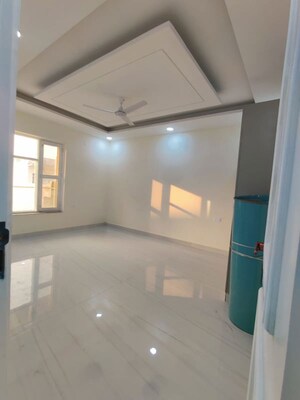 Room in 4 BHK Builder Floor at Sector 43 – for Rent