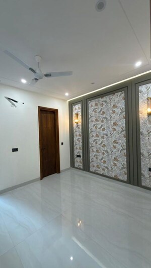 Room in 3 BHK Apartment at Sector 43 – for Rent