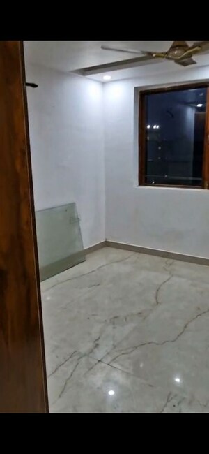 Room in 4 BHK Builder Floor at Sector 21d – for Rent