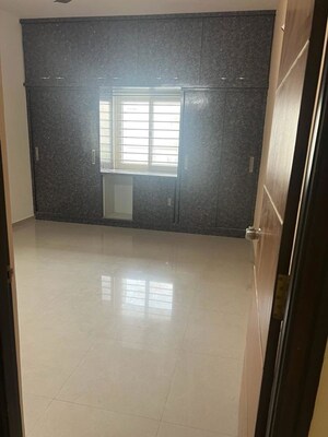 Room in 3 BHK Apartment at Jains Ravi Gayathri Heights, Hi Tech City – for Rent