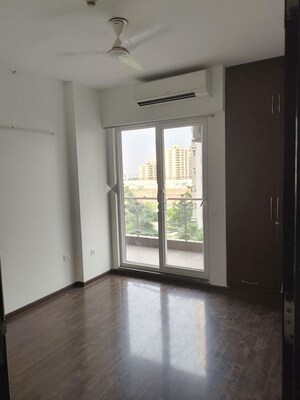 Room in 3.5 BHK Apartment at Microtek Greenburg, Sector 86 – for Rent