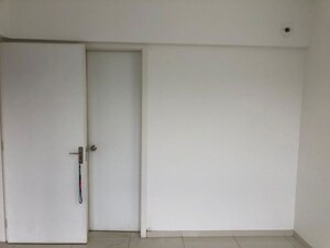 Room in 2 BHK Apartment at Amanora Gold Towers, Hadapsar – for Rent