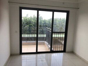 Room in 2 BHK Apartment at Amanora Gold Towers, Hadapsar – for Rent