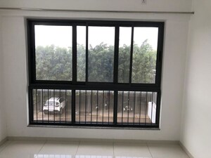 Room in 2 BHK Apartment at Amanora Gold Towers, Hadapsar – for Rent