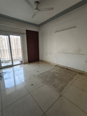 Room in 3 BHK Apartment at Ajnara Grand Heritage, Sector 74 – for Rent