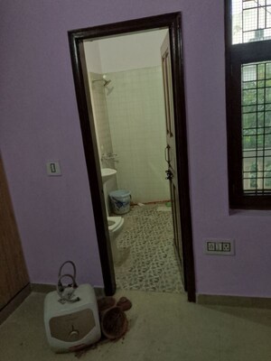 Attached Bathroom in 3.5 BHK Builder Floor at Spring Field, Sector 31 – for Rent