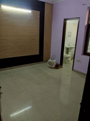 Room in 3.5 BHK Builder Floor at Spring Field, Sector 31 – for Rent
