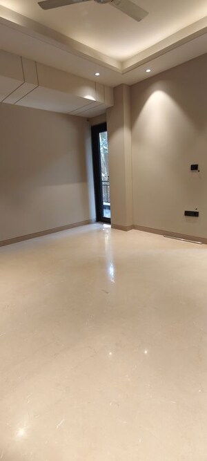 Room in 3 BHK Builder Floor at Sector 55 – for Rent