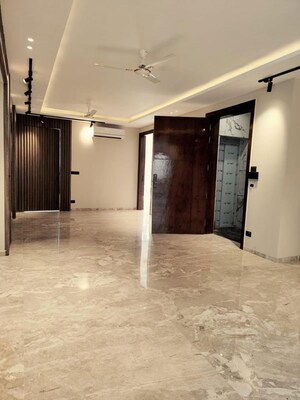 Room in 4 BHK Builder Floor at Nirvana Country – for Rent