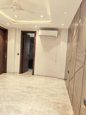 Room in 4 BHK Builder Floor at Nirvana Country – for Rent
