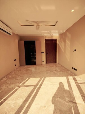 Room in 4 BHK Builder Floor at Nirvana Country – for Rent
