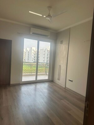 Room in 2.5 BHK Apartment at Signature Global Park 4 and 5, Sohna Sector 36 – for Rent