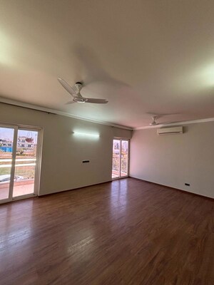 Room in 2.5 BHK Apartment at Signature Global Park 4 and 5, Sohna Sector 36 – for Rent