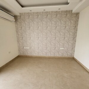 Room in 3 BHK Builder Floor at Sector 57 – for Rent