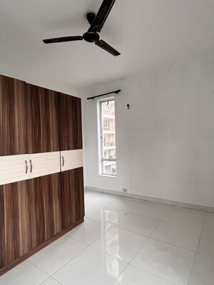Room in 3 BHK Apartment at Unitech Escape, Sector 50 – for Rent