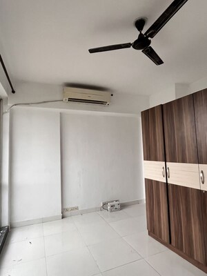 Room in 3 BHK Apartment at Unitech Escape, Sector 50 – for Rent