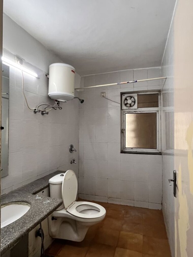 Bathroom, unitech-escape 3 Bedroom 2050 Sq.Ft. Apartment In Sector 50 Gurgaon 10792809