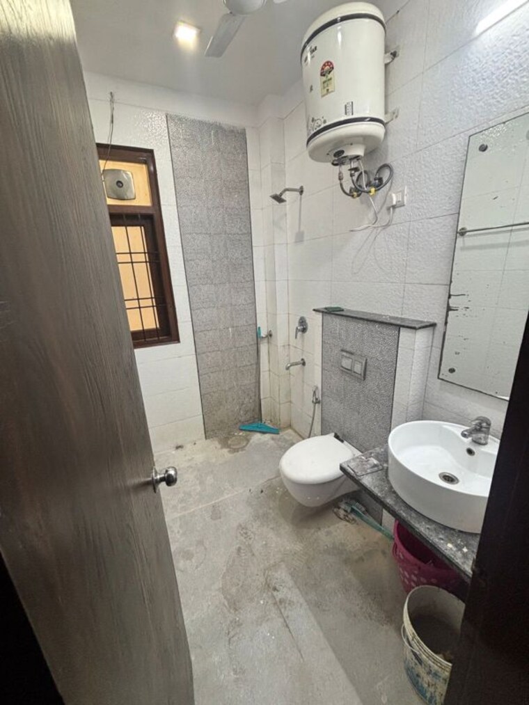 Bathroom, unitech-south-city-ii 4 Bedroom 318 Sq.Yd. Builder Floor In Sector 50 Gurgaon 10792883