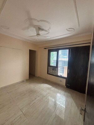 Room in 4 BHK Builder Floor at Unitech South City II, Sector 50 – for Rent