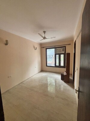 Room in 4 BHK Builder Floor at Unitech South City II, Sector 50 – for Rent