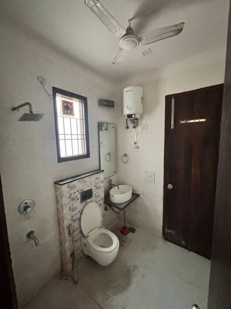 Bathroom, unitech-south-city-ii 4 Bedroom 318 Sq.Yd. Builder Floor In Sector 50 Gurgaon 10792883