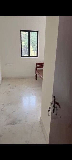 Room in 3 BHK Apartment at Cuffe Parade – for Rent